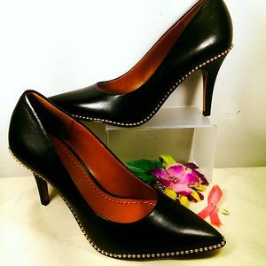 COACH WAVERLY NWOT (NEW WITHOUT TAGS) PUMP LEATHER BLACK W/GOLDEN STUD ACCENT 5M